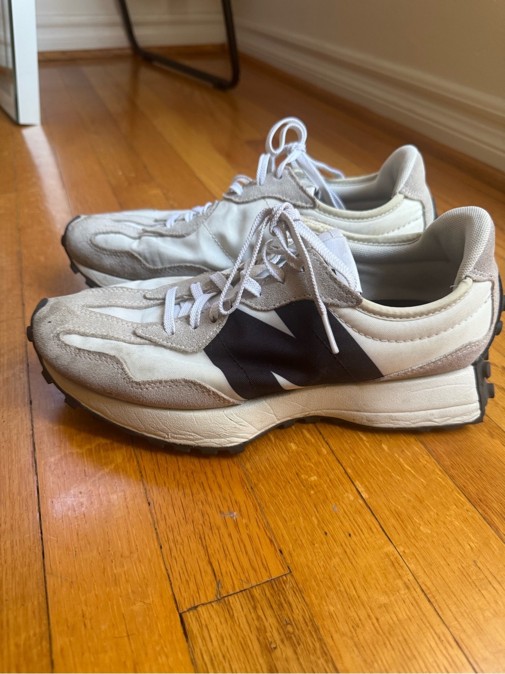 New Balance 327 Women's Sneakers in White, Beige & Black size 9
